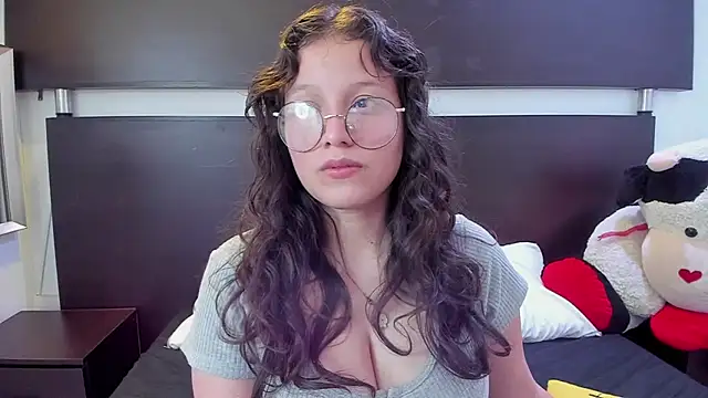 Snapshot of Marii_18 chatting on 03/18/25, 03:45 Marii 18 online show from 03/18/25, 03:45