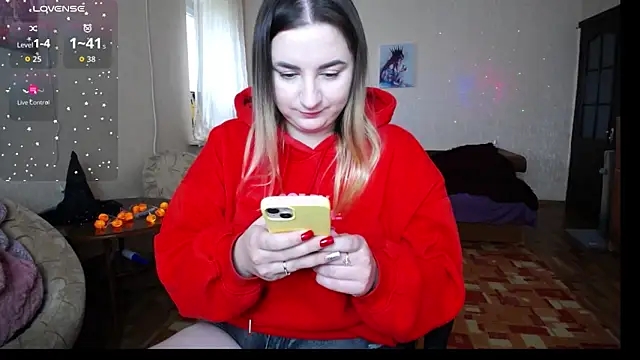 Snapshot of YourSwetiwGirl chatting on 10/18/25, 10:17 YourSwetiwGirl online show from 10/18/25, 10:17