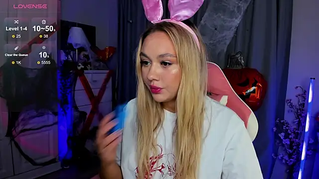 Snapshot of _Loneve__ chatting on 10/30/25, 01:53  Loneve   online show from 10/30/25, 01:53