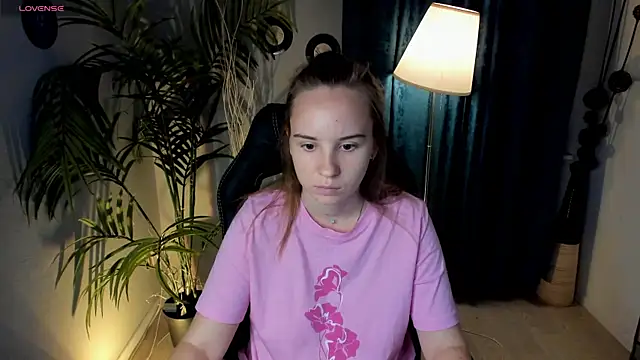 Snapshot of Lika_0ne chatting on 09/24/25, 12:00 Lika 0ne online show from 09/24/25, 12:00