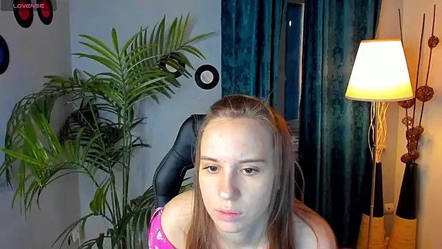 Snapshot of Lika_0ne chatting on 03/18/25, 12:17 Lika 0ne online show from 03/18/25, 12:17