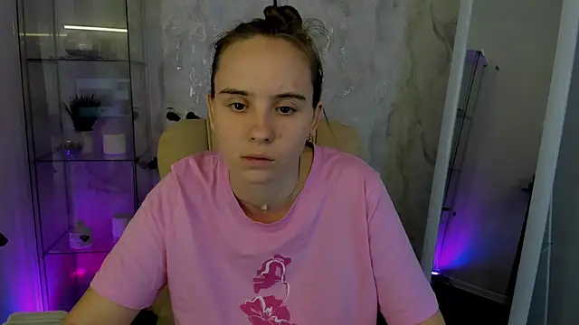 Snapshot of Lika_0ne chatting on 10/18/25, 12:18 Lika 0ne online show from 10/18/25, 12:18