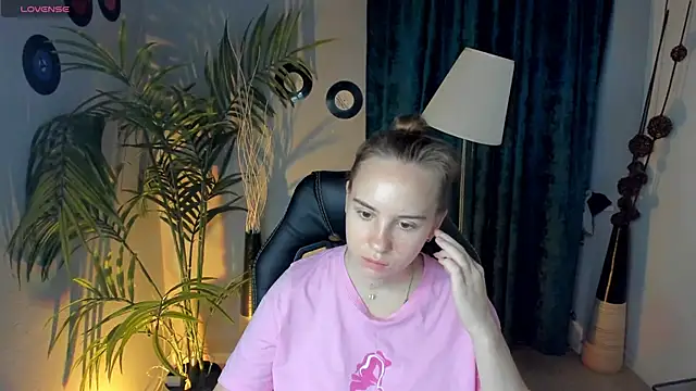 Snapshot of Lika_0ne chatting on 09/30/25, 10:21 Lika 0ne online show from 09/30/25, 10:21