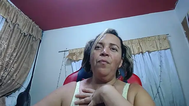 Snapshot of alina_maturehot chatting on 10/04/25, 11:06 alina maturehot online show from 10/04/25, 11:06