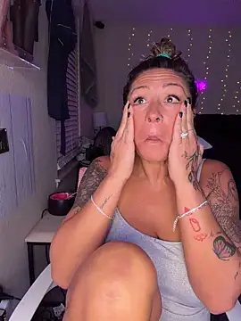 Snapshot of bossyroxy84 chatting on 11/10/25, 01:54 bossyroxy84 online show from 11/10/25, 01:54