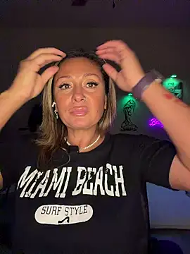 Snapshot of bossyroxy84 chatting on 11/30/25, 11:05 bossyroxy84 online show from 11/30/25, 11:05