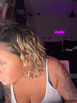 Snapshot of bossyroxy84 chatting on 11/08/25, 12:58 bossyroxy84 online show from 11/08/25, 12:58