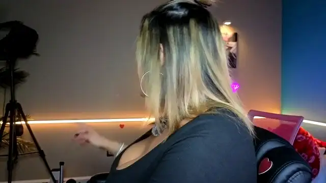 bossyroxy84 online show from 02/23/26, 04:47