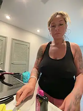 bossyroxy84 online show from 04/12/26, 06:11