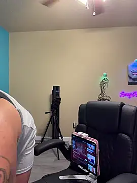 Snapshot of bossyroxy84 chatting on 12/02/25, 12:33 bossyroxy84 online show from 12/02/25, 12:33