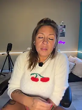 Snapshot of bossyroxy84 chatting on 12/15/25, 06:58 bossyroxy84 online show from 12/15/25, 06:58