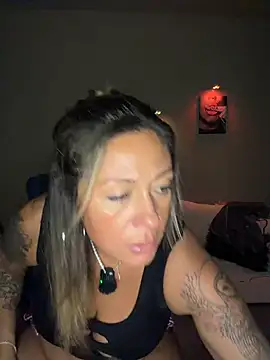 Snapshot of bossyroxy84 chatting on 11/21/25, 12:53 bossyroxy84 online show from 11/21/25, 12:53