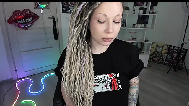 Snapshot of HoneySallyMoore chatting on 04/15/26, 08:20 HoneySallyMoore online show from 04/15/26, 08:20