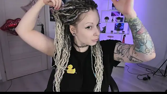 Snapshot of HoneySallyMoore chatting on 09/28/25, 03:30 HoneySallyMoore online show from 09/28/25, 03:30