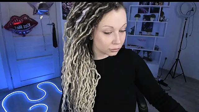 Snapshot of HoneySallyMoore chatting on 02/15/26, 05:01 HoneySallyMoore online show from 02/15/26, 05:01