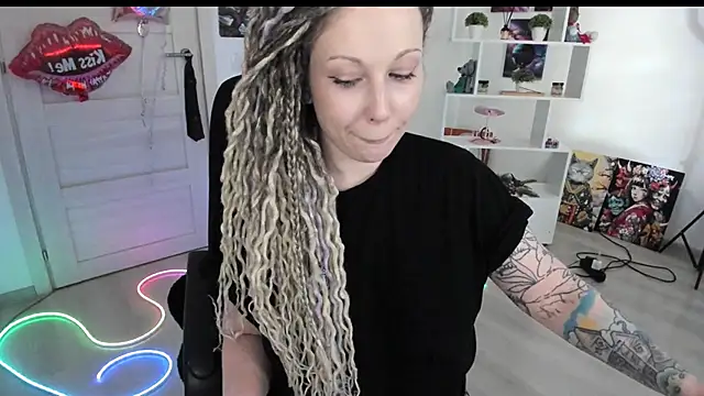 Snapshot of HoneySallyMoore chatting on 03/22/26, 02:51 HoneySallyMoore online show from 03/22/26, 02:51