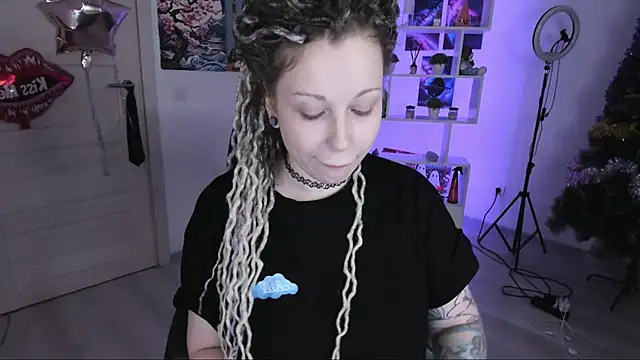 Snapshot of HoneySallyMoore chatting on 11/16/25, 02:05 HoneySallyMoore online show from 11/16/25, 02:05