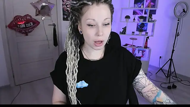 Snapshot of HoneySallyMoore chatting on 10/04/25, 03:46 HoneySallyMoore online show from 10/04/25, 03:46