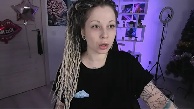 Snapshot of HoneySallyMoore chatting on 11/16/25, 05:39 HoneySallyMoore online show from 11/16/25, 05:39