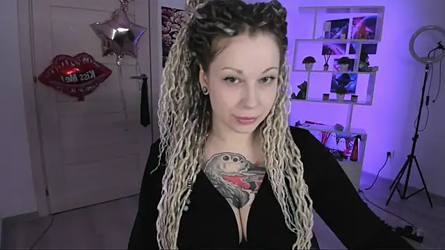 Snapshot of HoneySallyMoore chatting on 10/29/25, 02:43 HoneySallyMoore online show from 10/29/25, 02:43