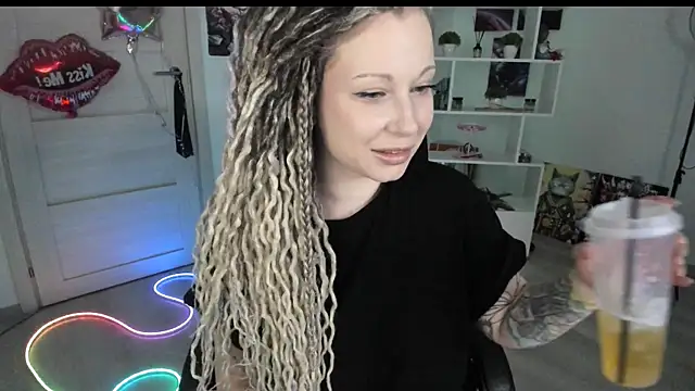 Snapshot of HoneySallyMoore chatting on 03/25/26, 03:11 HoneySallyMoore online show from 03/25/26, 03:11