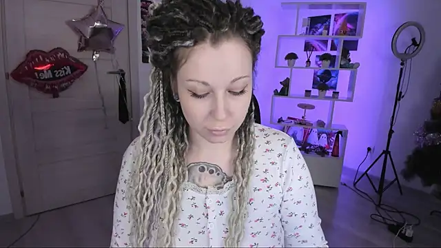 Snapshot of HoneySallyMoore chatting on 11/05/25, 02:25 HoneySallyMoore online show from 11/05/25, 02:25