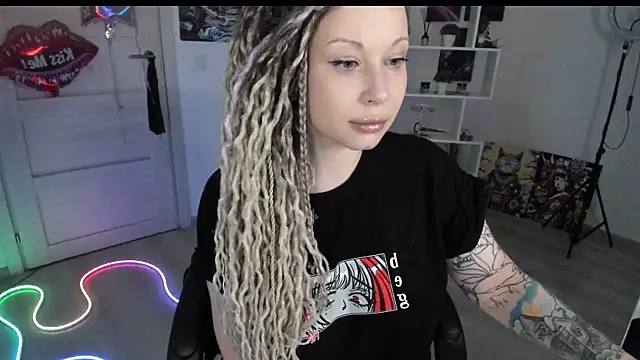 Snapshot of HoneySallyMoore chatting on 04/04/26, 08:04 HoneySallyMoore online show from 04/04/26, 08:04