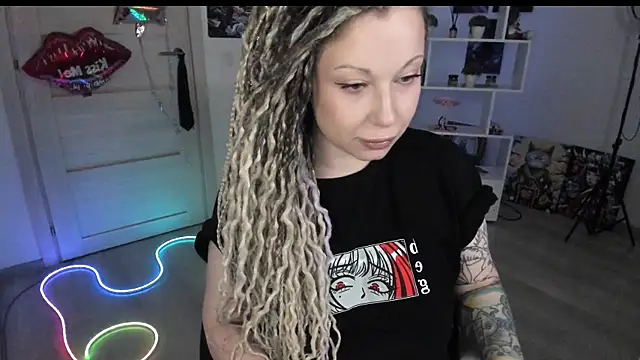 Snapshot of HoneySallyMoore chatting on 04/12/26, 08:12 HoneySallyMoore online show from 04/12/26, 08:12