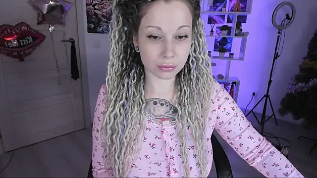 Snapshot of HoneySallyMoore chatting on 11/09/25, 02:04 HoneySallyMoore online show from 11/09/25, 02:04