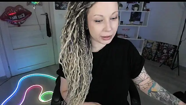 Snapshot of HoneySallyMoore chatting on 03/27/26, 06:20 HoneySallyMoore online show from 03/27/26, 06:20