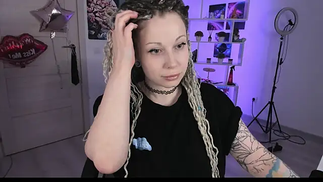 Snapshot of HoneySallyMoore chatting on 10/01/25, 04:33 HoneySallyMoore online show from 10/01/25, 04:33