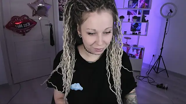 Snapshot of HoneySallyMoore chatting on 10/22/25, 03:44 HoneySallyMoore online show from 10/22/25, 03:44