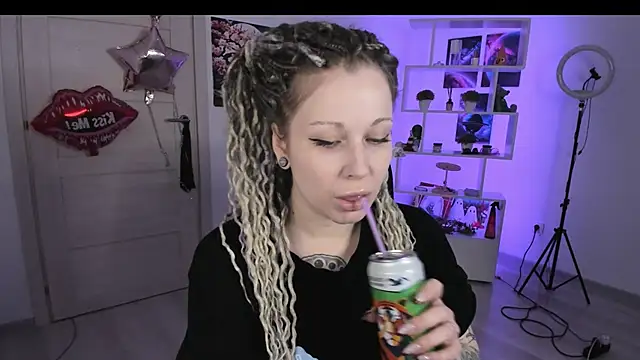 Snapshot of HoneySallyMoore chatting on 10/19/25, 06:54 HoneySallyMoore online show from 10/19/25, 06:54