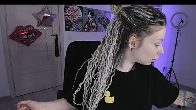 Snapshot of HoneySallyMoore chatting on 10/18/25, 07:05 HoneySallyMoore online show from 10/18/25, 07:05