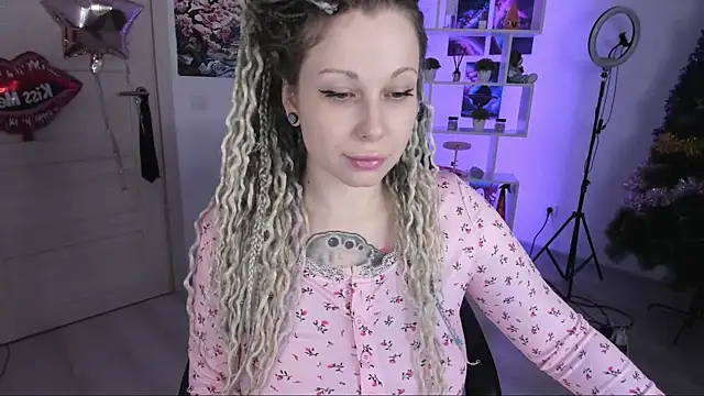 Snapshot of HoneySallyMoore chatting on 11/14/25, 11:08 HoneySallyMoore online show from 11/14/25, 11:08