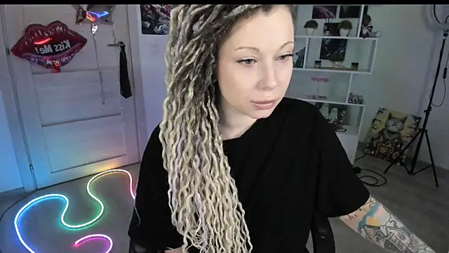 Snapshot of HoneySallyMoore chatting on 03/01/26, 04:51 HoneySallyMoore online show from 03/01/26, 04:51