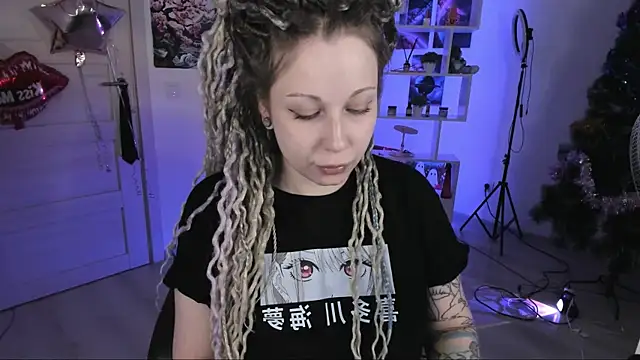 Snapshot of HoneySallyMoore chatting on 12/04/25, 02:10 HoneySallyMoore online show from 12/04/25, 02:10