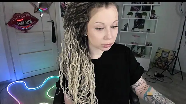 Snapshot of HoneySallyMoore chatting on 02/27/26, 03:56 HoneySallyMoore online show from 02/27/26, 03:56