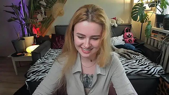 Alexa Pirs online show from 04/07/26, 01:13