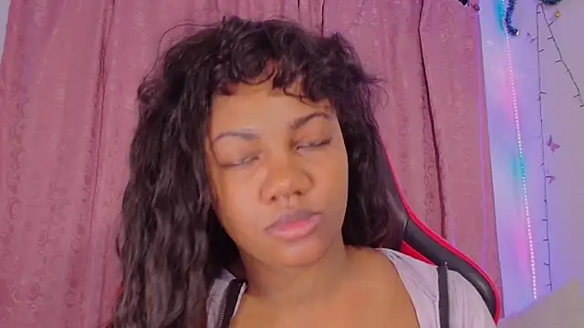 Snapshot of Daphnewalker__ chatting on 12/18/25, 11:36 Daphnewalker online show from 12/18/25, 11:36