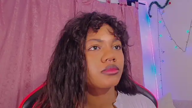 Snapshot of Daphnewalker__ chatting on 12/19/25, 10:50 Daphnewalker online show from 12/19/25, 10:50