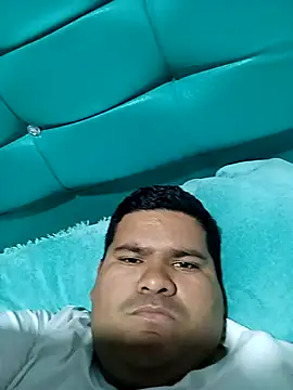 Snapshot of oscarshow24 chatting on 12/17/25, 12:15 oscarshow24 online show from 12/17/25, 12:15