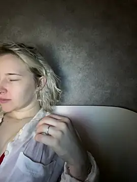 Leya Flores online show from 02/15/25, 08:22