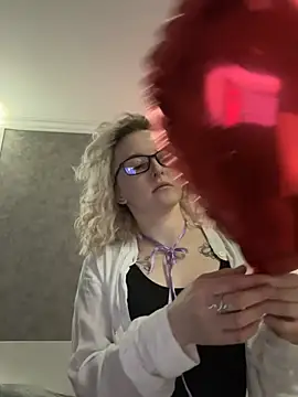 Leya Flores online show from 02/14/25, 02:02