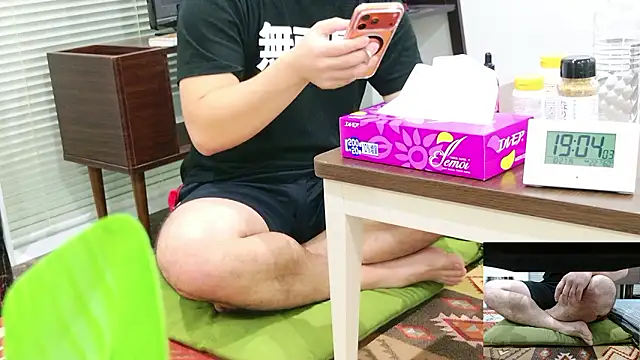 Snapshot of YARASERO-kun chatting on 10/27/25, 10:05 YARASERO-kun online show from 10/27/25, 10:05