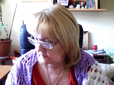 Snapshot of Violet5364 chatting on 02/17/25, 01:44 Violet5364 online show from 02/17/25, 01:44