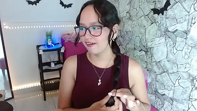 Emilybateee online show from 10/17/25, 04:31