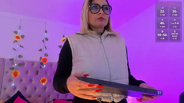 CandieGilson   online show from 10/08/25, 11:34