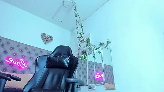 Snapshot of Naomii_Viper chatting on 11/19/25, 11:10 Naomii Viper online show from 11/19/25, 11:10