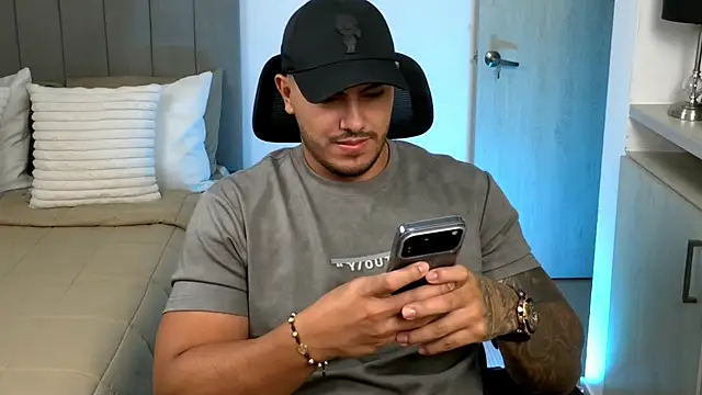 Snapshot of owen-pierces chatting on 06/06/26, 03:45 owen-pierces online show from 06/06/26, 03:45
